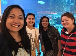 Dubai Aquarium. Siyempre sa labas lang.